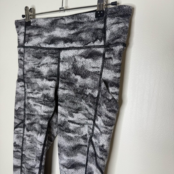 Lululemon Gray Camo Full-Length Leggings Size 6 Black Panel Athletic Yoga - Picture 3 of 7